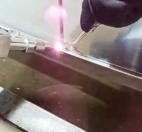 電解槽激光焊接機使用現場
